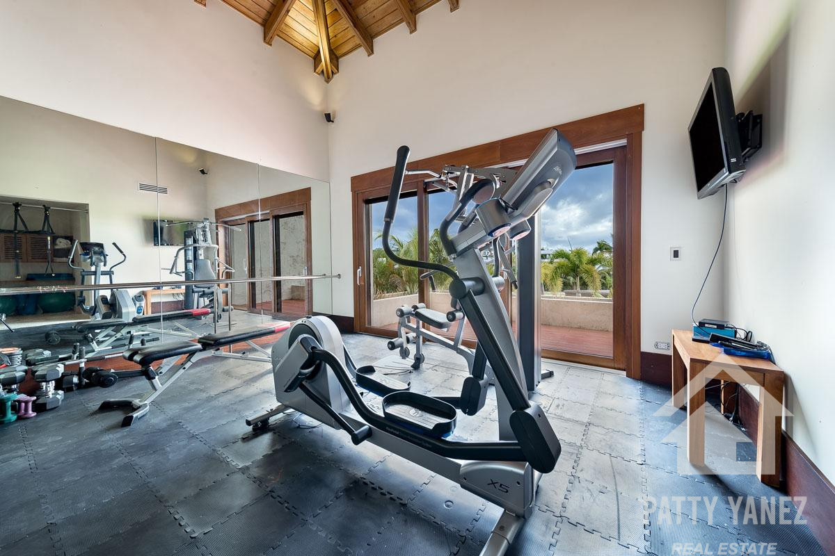 Mega mansión exclusiva frente al mar en Cap Cana: un refugio de lujo y una oportunidad de inversión