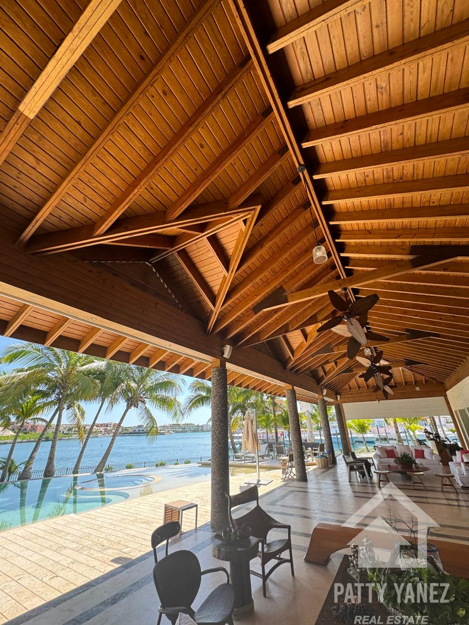 Mega mansión exclusiva frente al mar en Cap Cana: un refugio de lujo y una oportunidad de inversión