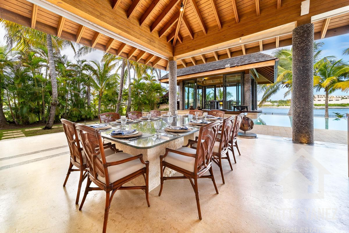 Mega mansión exclusiva frente al mar en Cap Cana: un refugio de lujo y una oportunidad de inversión