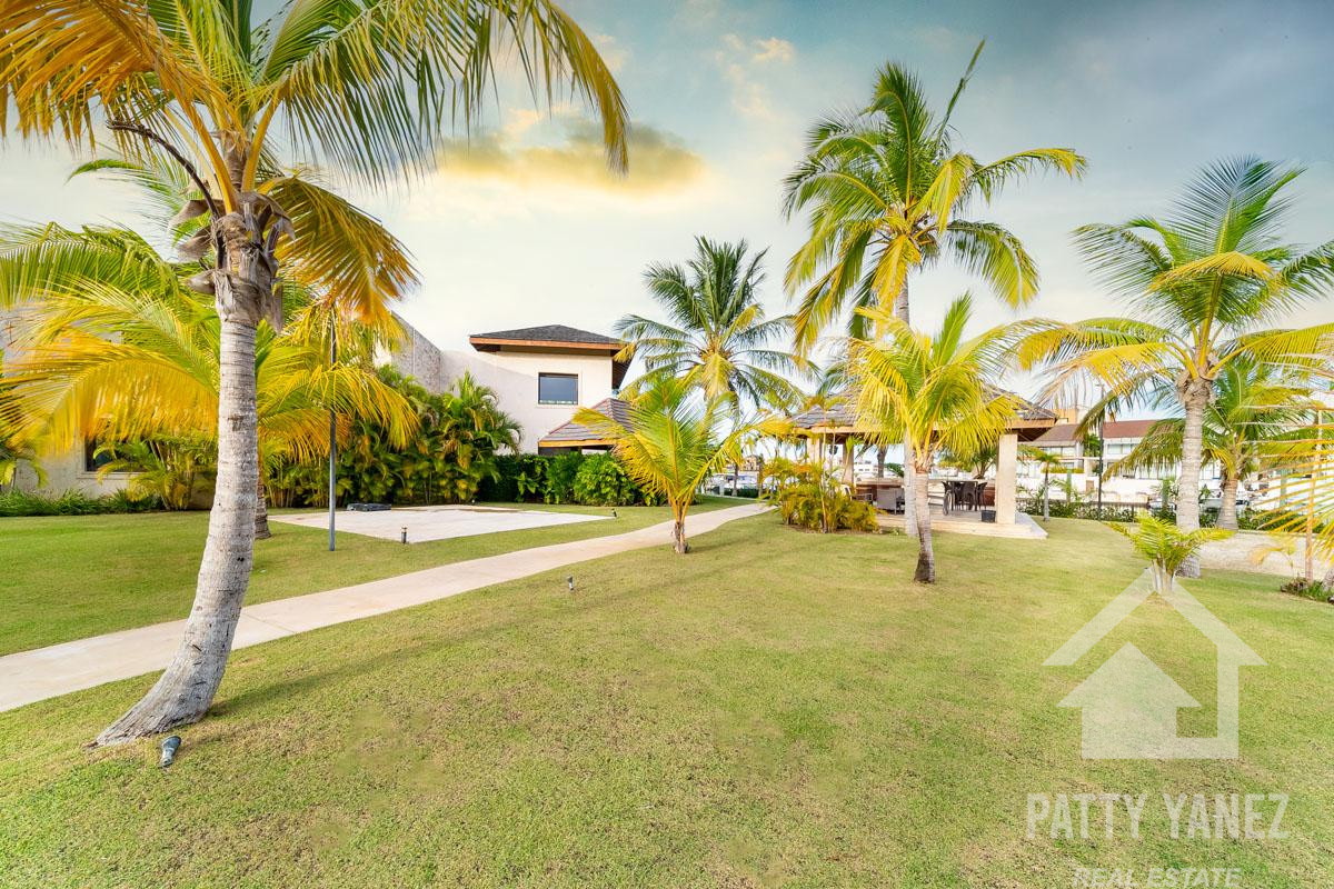 Mega mansión exclusiva frente al mar en Cap Cana: un refugio de lujo y una oportunidad de inversión
