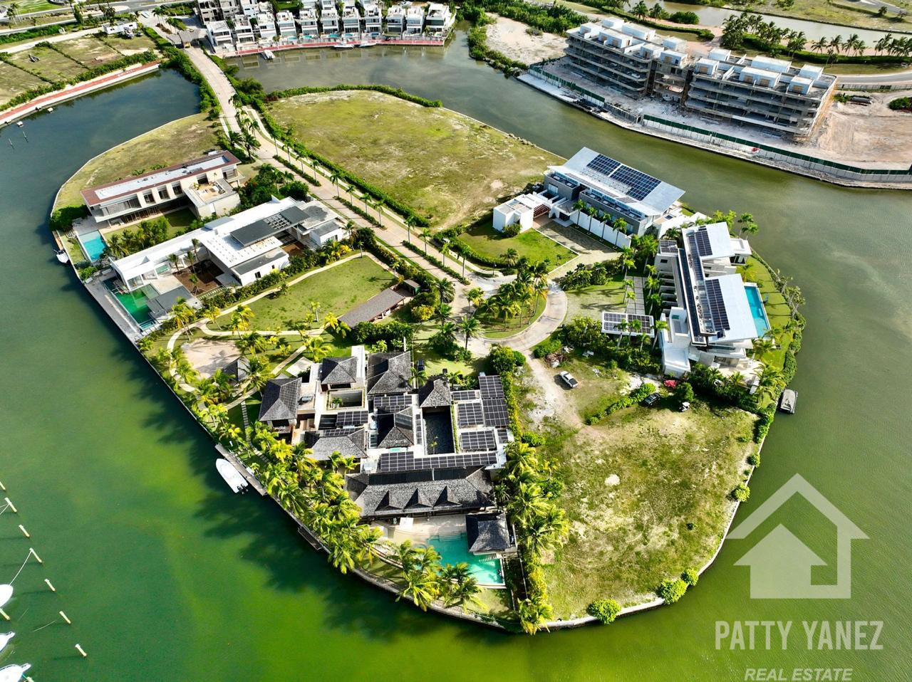 Mega mansión exclusiva frente al mar en Cap Cana: un refugio de lujo y una oportunidad de inversión