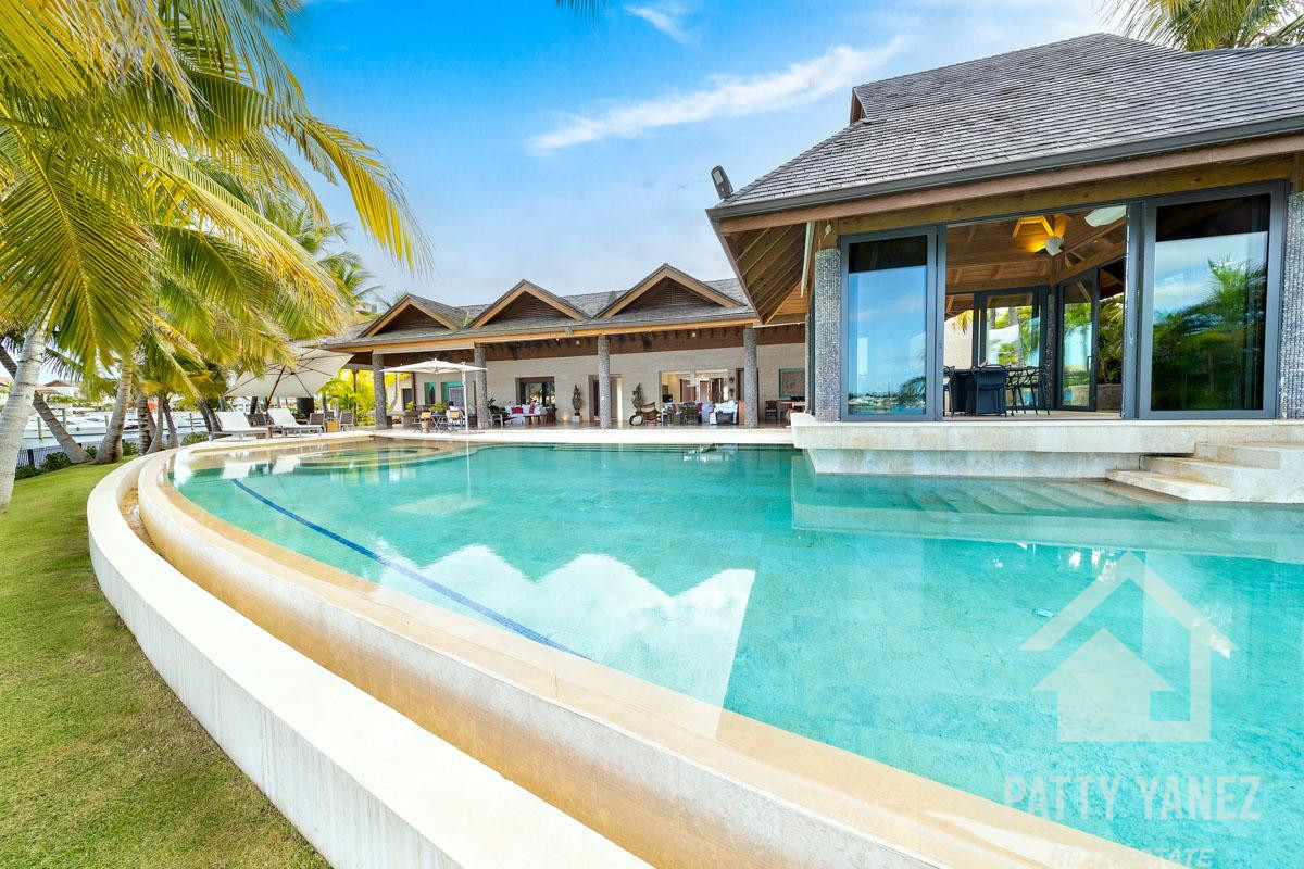 Mega mansión exclusiva frente al mar en Cap Cana: un refugio de lujo y una oportunidad de inversión