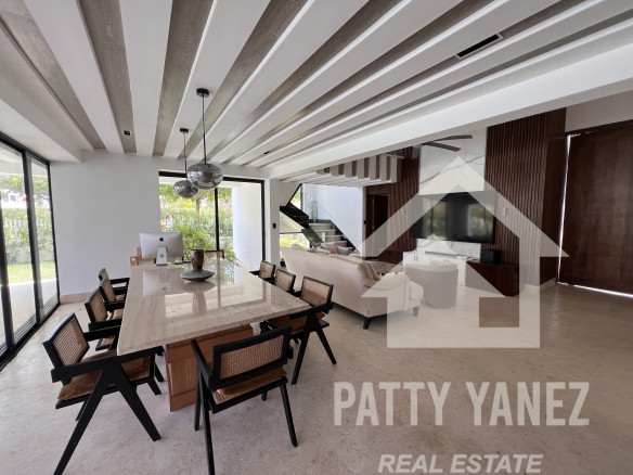 Villa en venta en Sosúa, en una urbanización cerrada, con acceso privado a la playa.