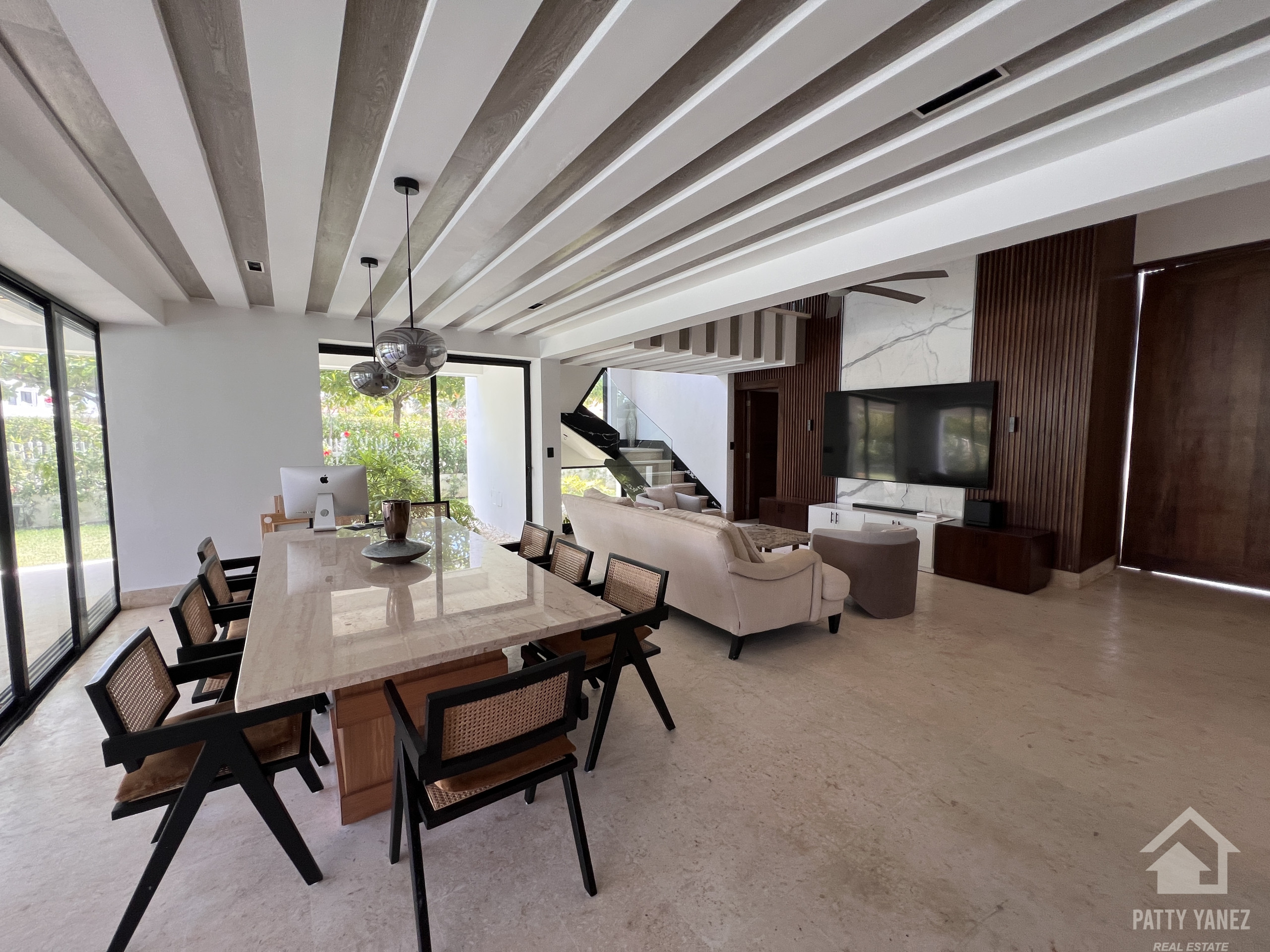 Villa en venta en Sosúa, en una urbanización cerrada, con acceso privado a la playa.
