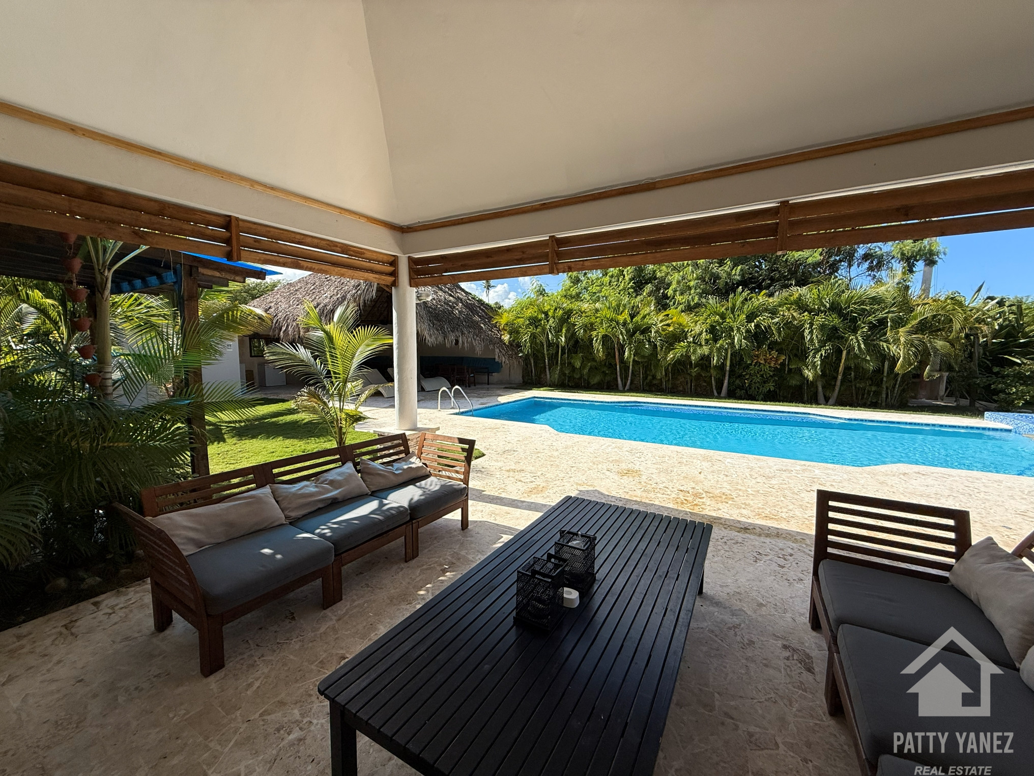 Hotel boutique en venta con villa de 9 habitaciones cerca de una playa privada en Cabarete