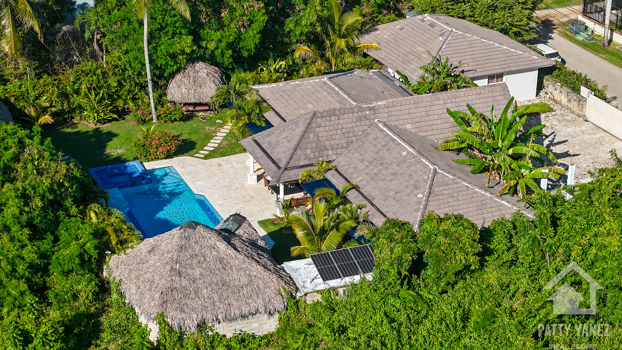 Hotel boutique en venta con villa de 9 habitaciones cerca de una playa privada en Cabarete