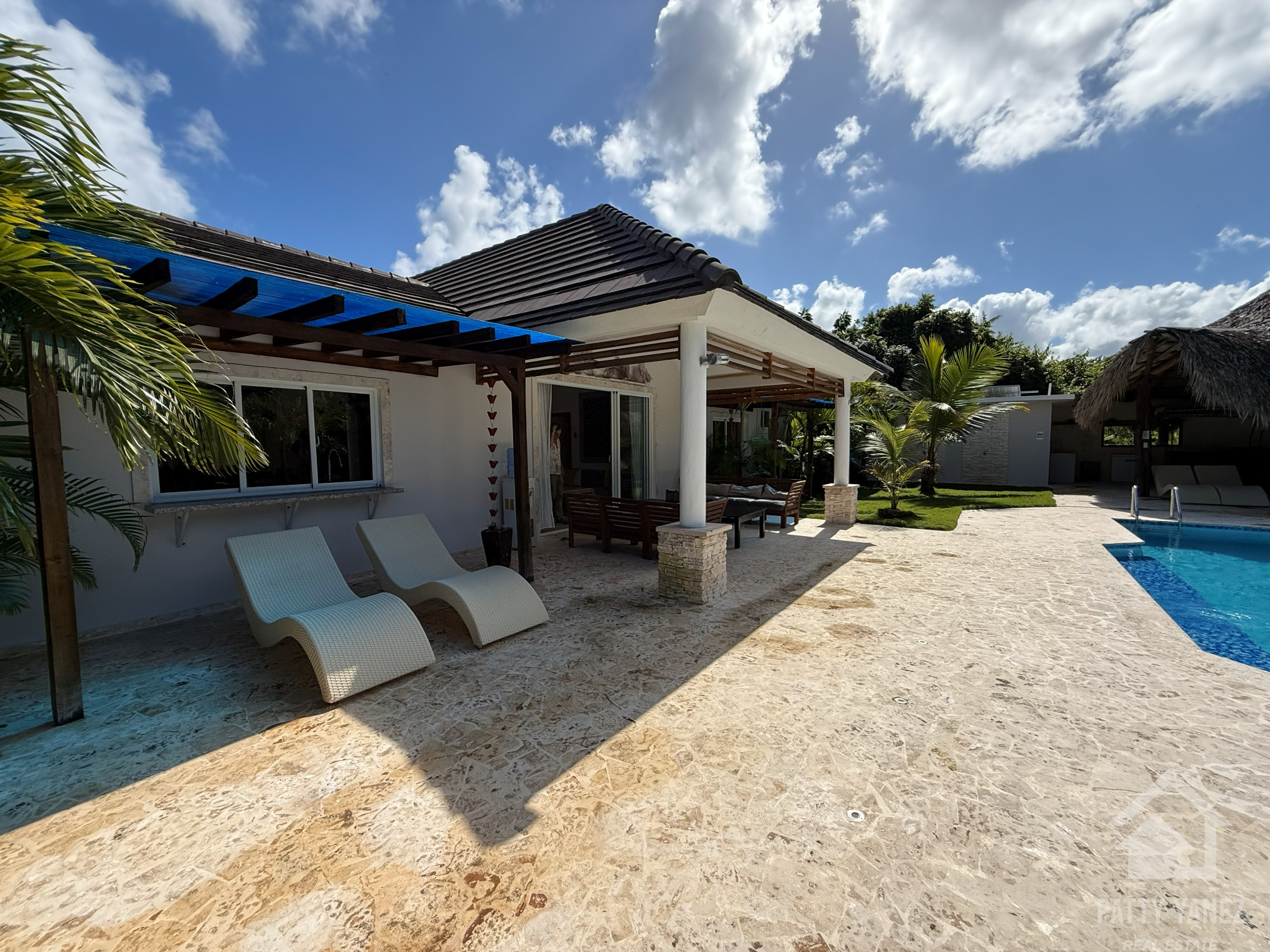 Hotel boutique en venta con villa de 9 habitaciones cerca de una playa privada en Cabarete
