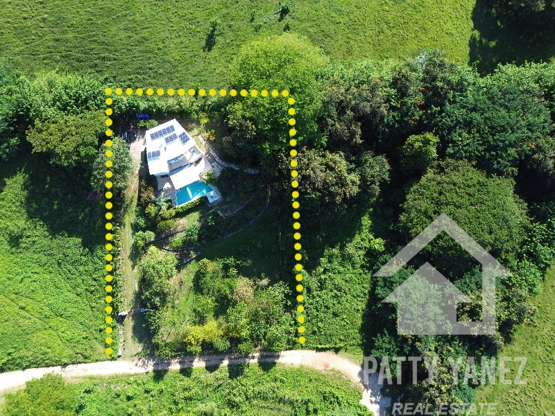 Se vende amplia casa con vista al mar en Cabrera, República Dominicana