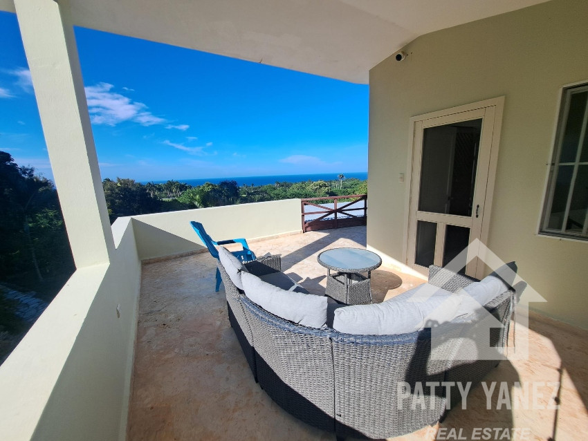 Se vende amplia casa con vista al mar en Cabrera, República Dominicana