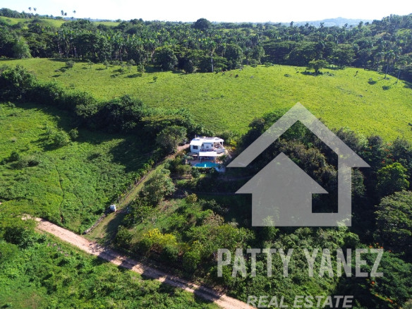 Se vende amplia casa con vista al mar en Cabrera, República Dominicana