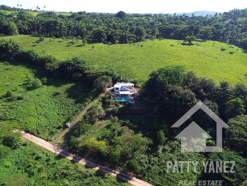 Se vende amplia casa con vista al mar en Cabrera, República Dominicana