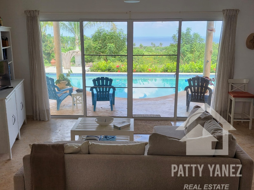 Se vende amplia casa con vista al mar en Cabrera, República Dominicana