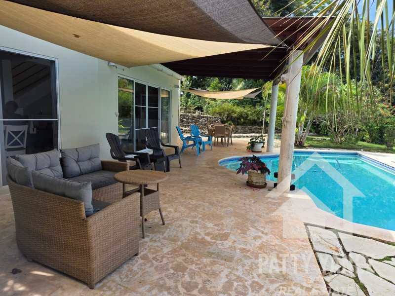 Se vende amplia casa con vista al mar en Cabrera, República Dominicana