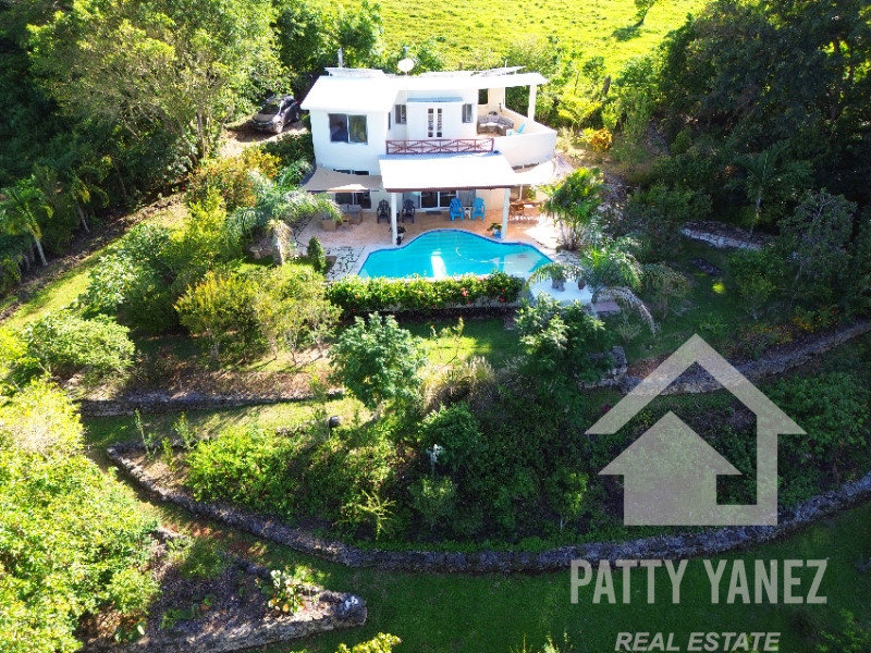 Se vende amplia casa con vista al mar en Cabrera, República Dominicana