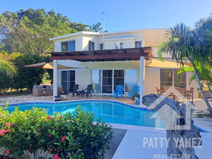 Se vende amplia casa con vista al mar en Cabrera, República Dominicana