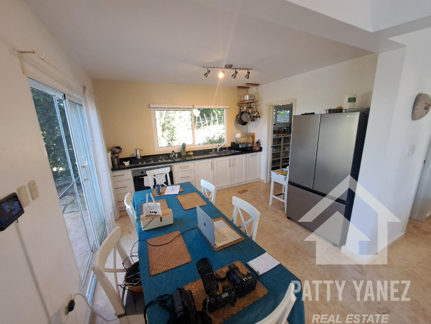 Se vende amplia casa con vista al mar en Cabrera, República Dominicana