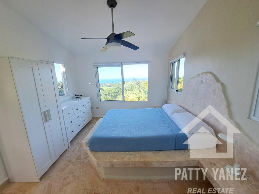 Se vende amplia casa con vista al mar en Cabrera, República Dominicana