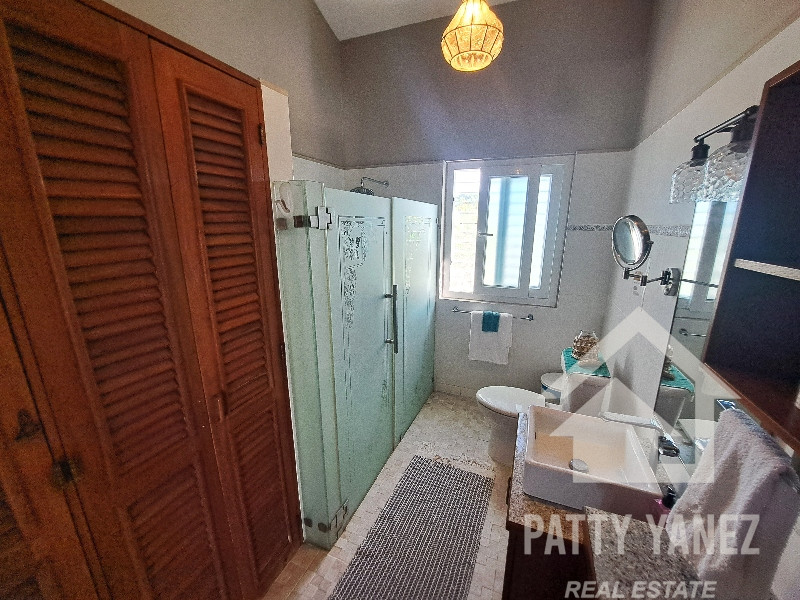 Multi-Unit House in Cabrera Hillside for Sale