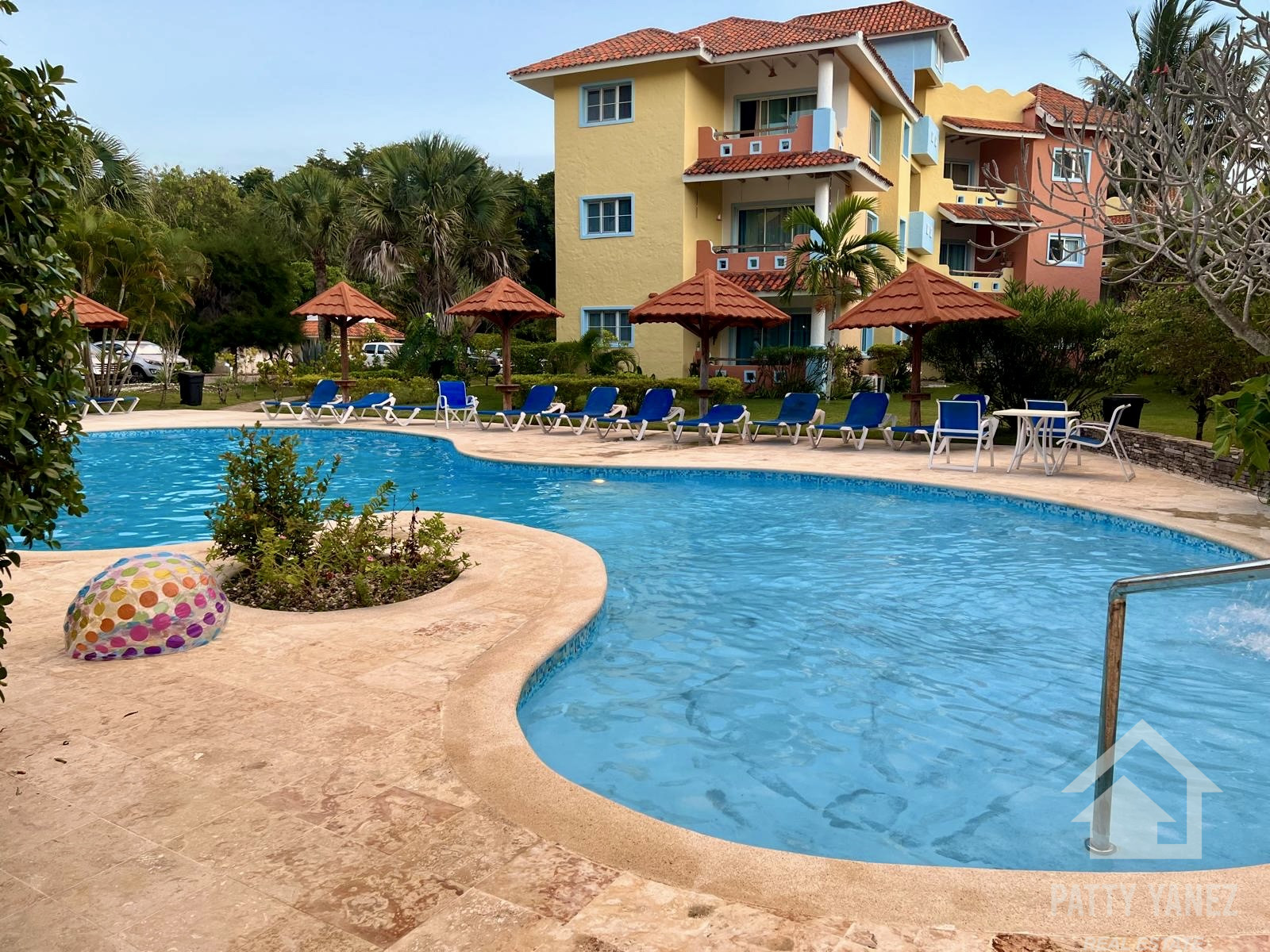 Oceanfront Condo with Sea Views in a Gated Community – Ideal for Living or Investment (2) Oceanfront Condo with Sea Views in a Gated Community – Ideal for Living or Investment
