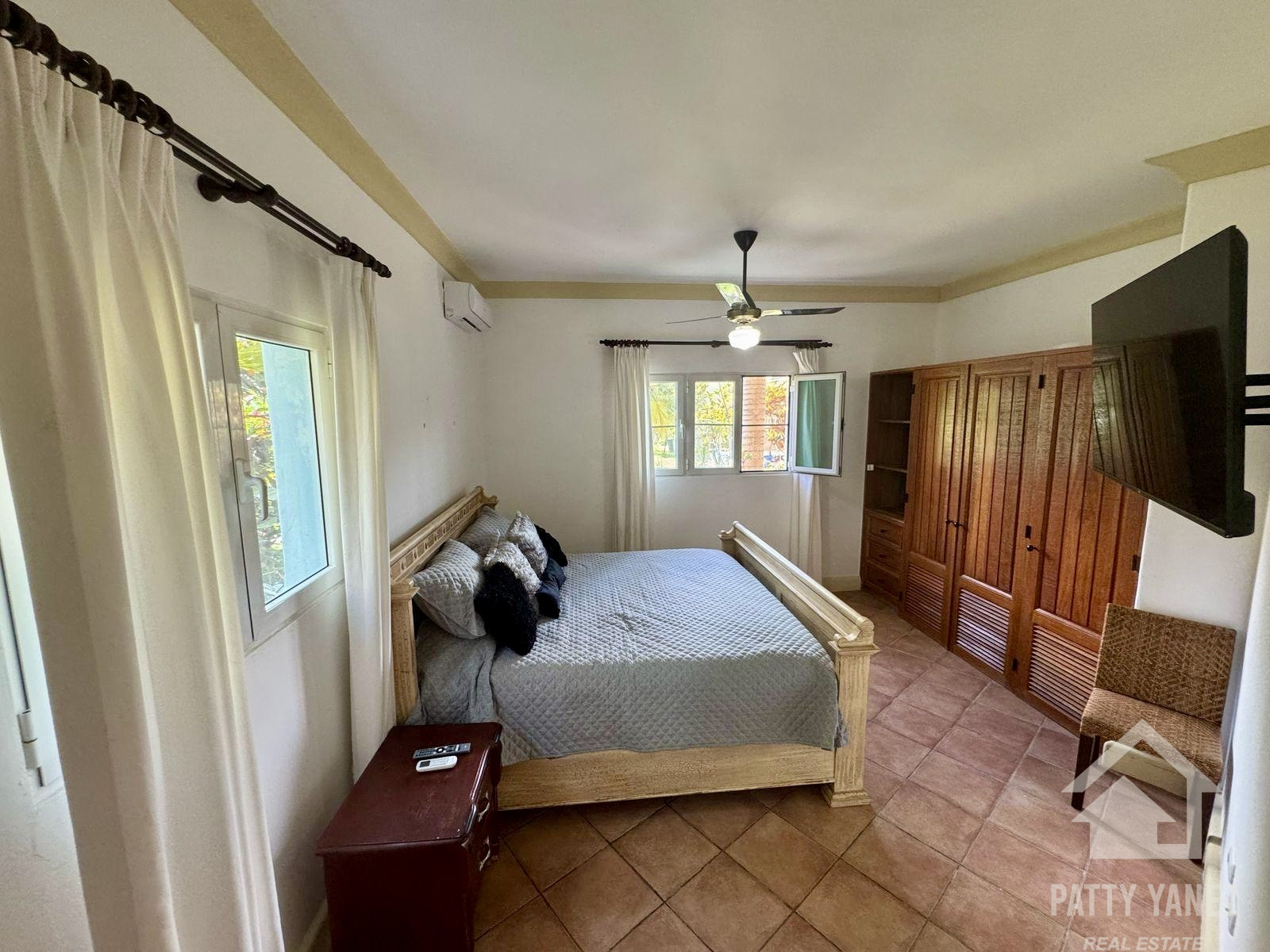 Oceanfront Condo with Sea Views in a Gated Community – Ideal for Living or Investment