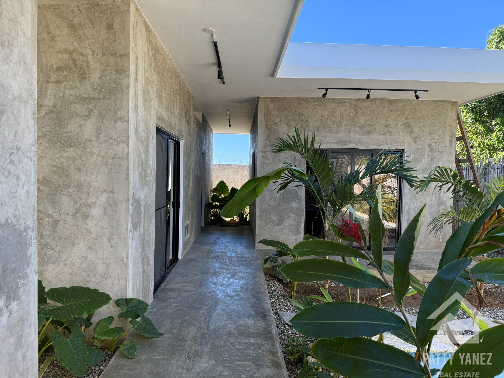 Villa nueva de 3 dormitorios con piscina en Playa Encuentro