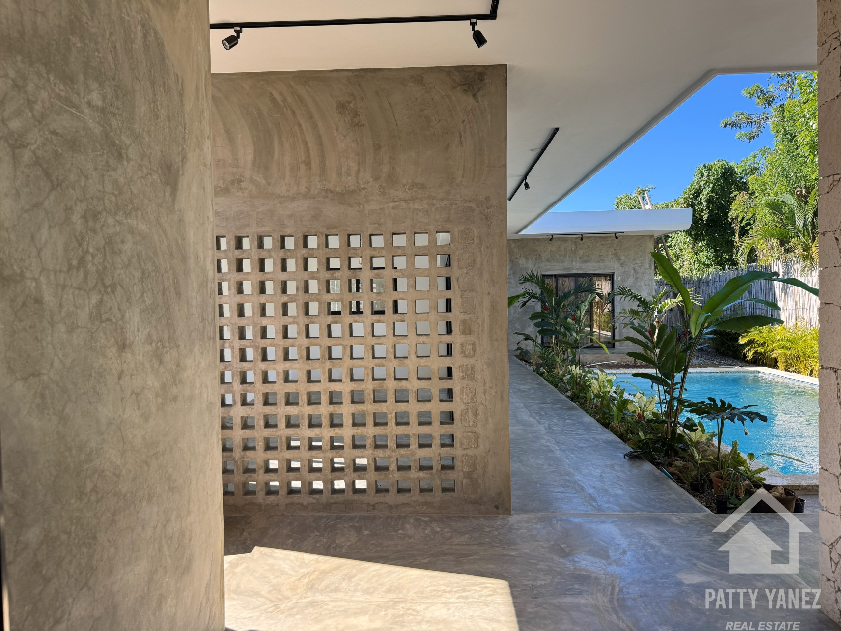 Villa nueva de 3 dormitorios con piscina en Playa Encuentro