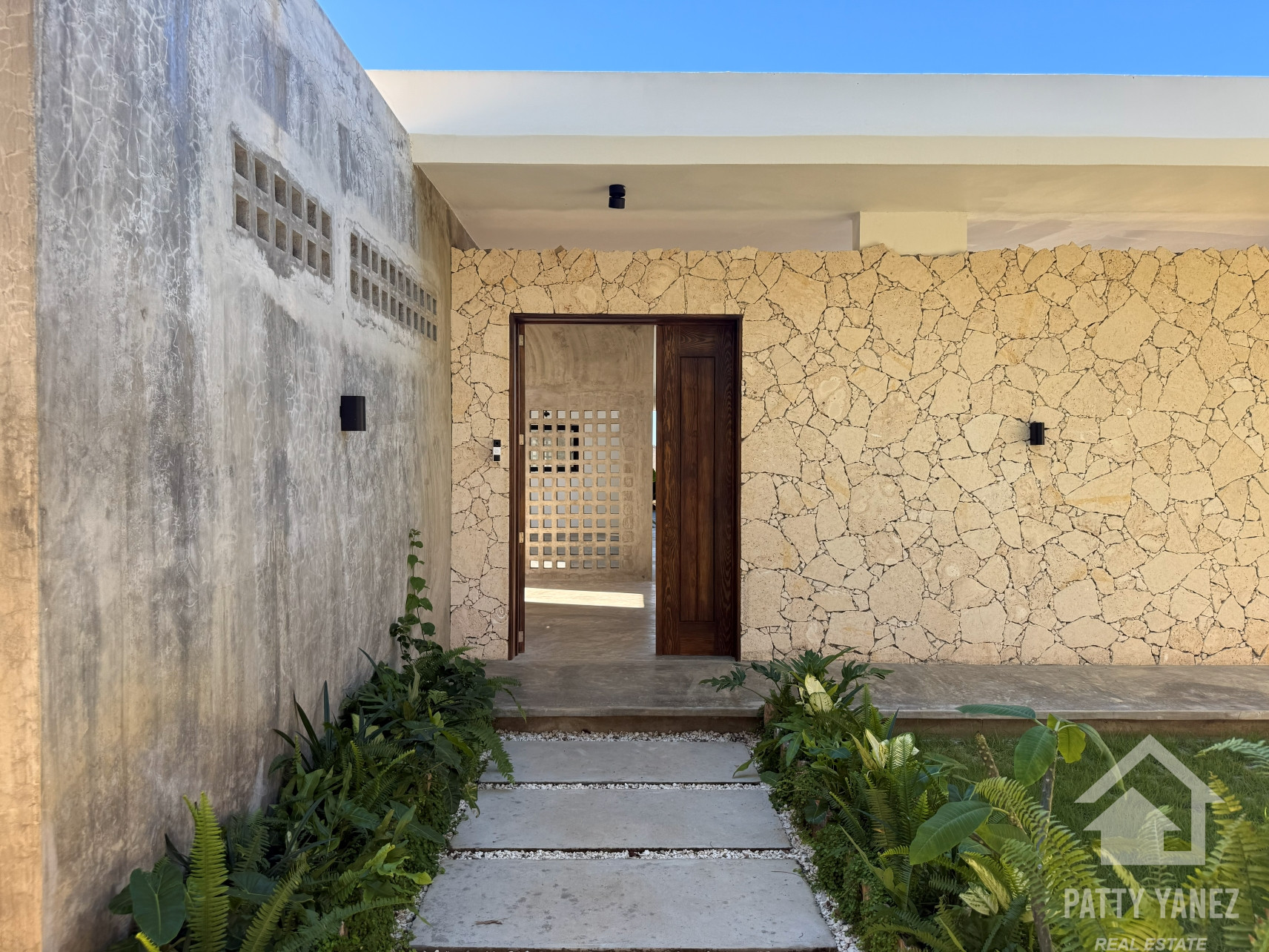Villa nueva de 3 dormitorios con piscina en Playa Encuentro