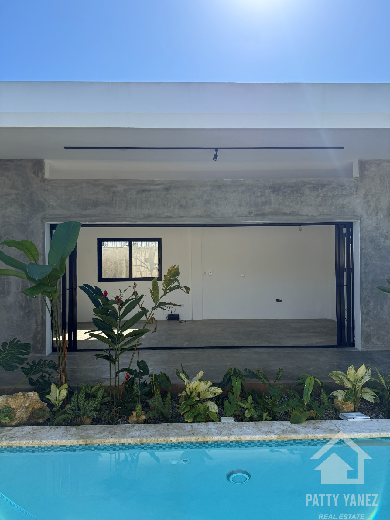 Villa nueva de 3 dormitorios con piscina en Playa Encuentro