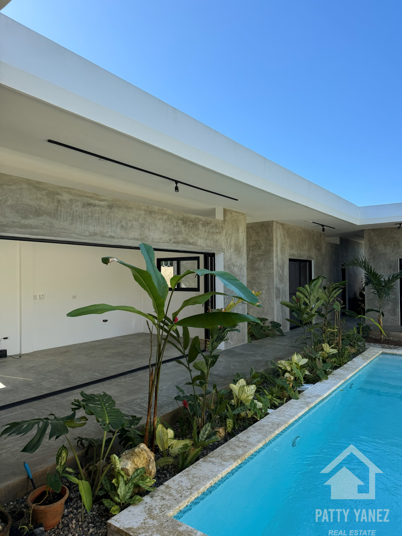 Villa nueva de 3 dormitorios con piscina en Playa Encuentro
