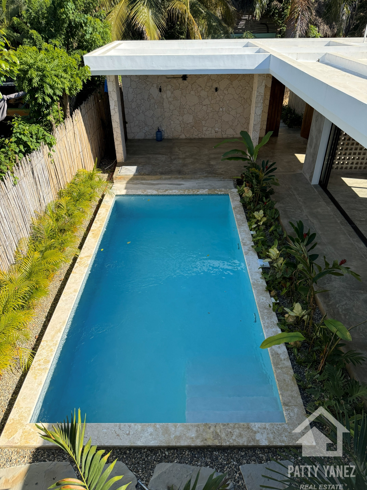 Villa nueva de 3 dormitorios con piscina en Playa Encuentro