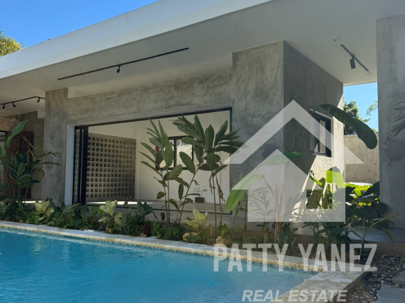 Villa nueva de 3 dormitorios con piscina en Playa Encuentro