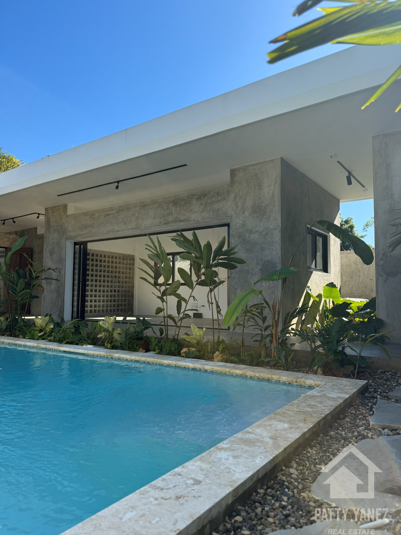 Villa nueva de 3 dormitorios con piscina en Playa Encuentro