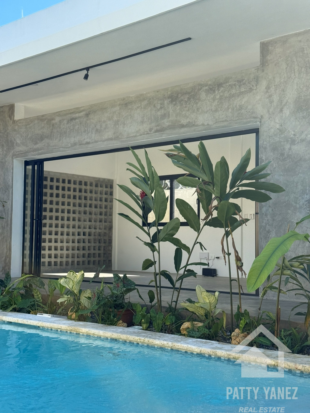 Villa nueva de 3 dormitorios con piscina en Playa Encuentro
