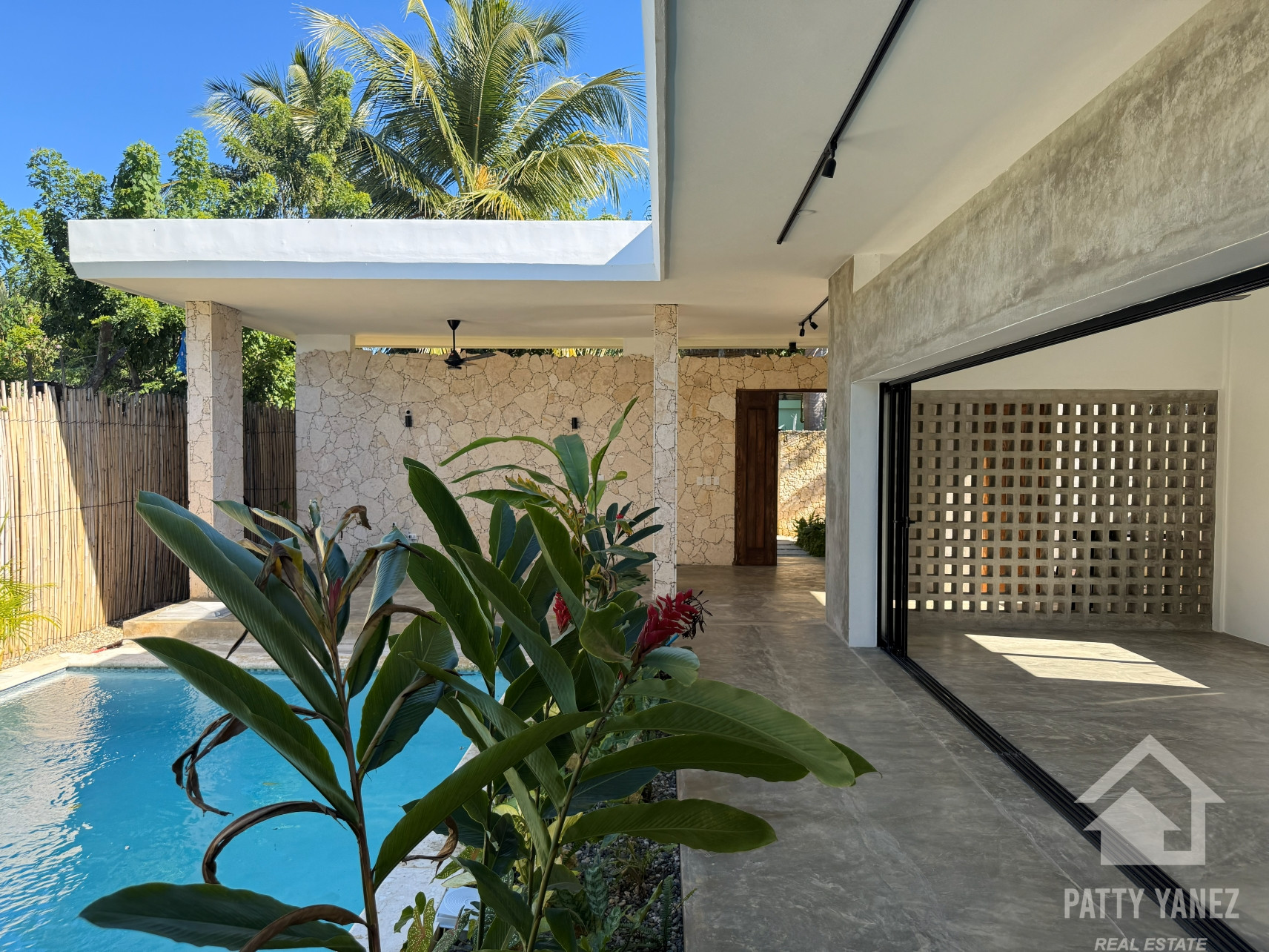 Nueva villa de 3 recámaras con alberca en Playa Encuentro