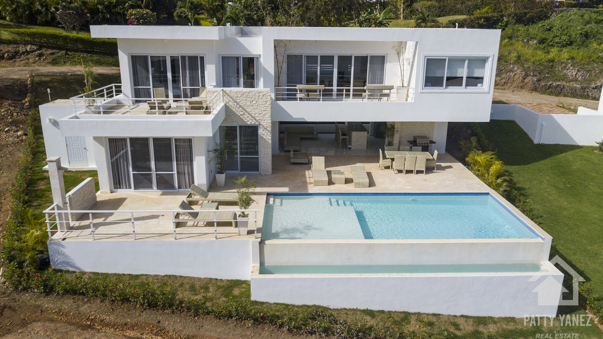 Villa tropical moderna de 3 dormitorios cerca de los centros de Sosúa y Cabarete
