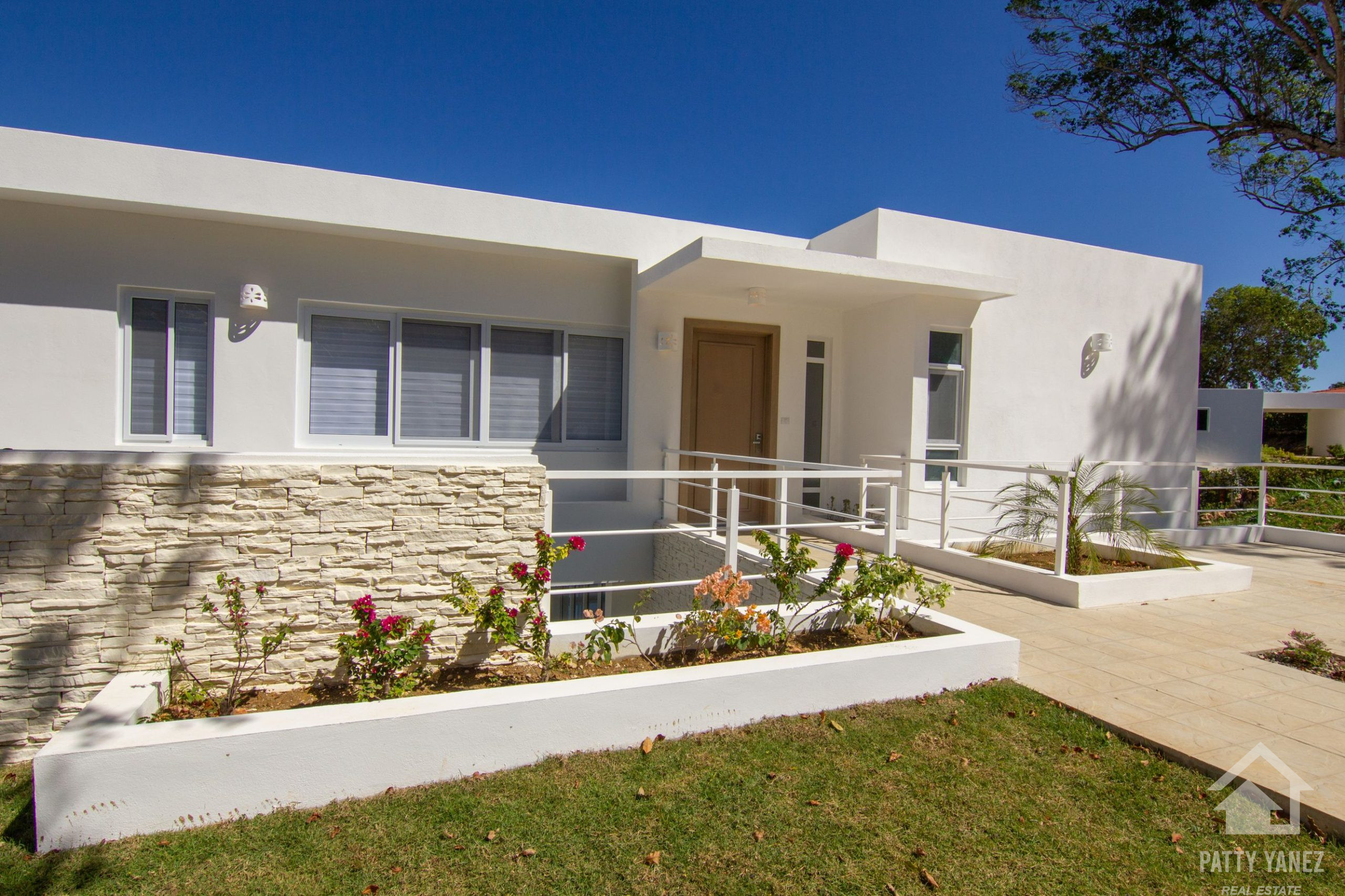 Villa tropical moderna de 3 dormitorios cerca de los centros de Sosúa y Cabarete