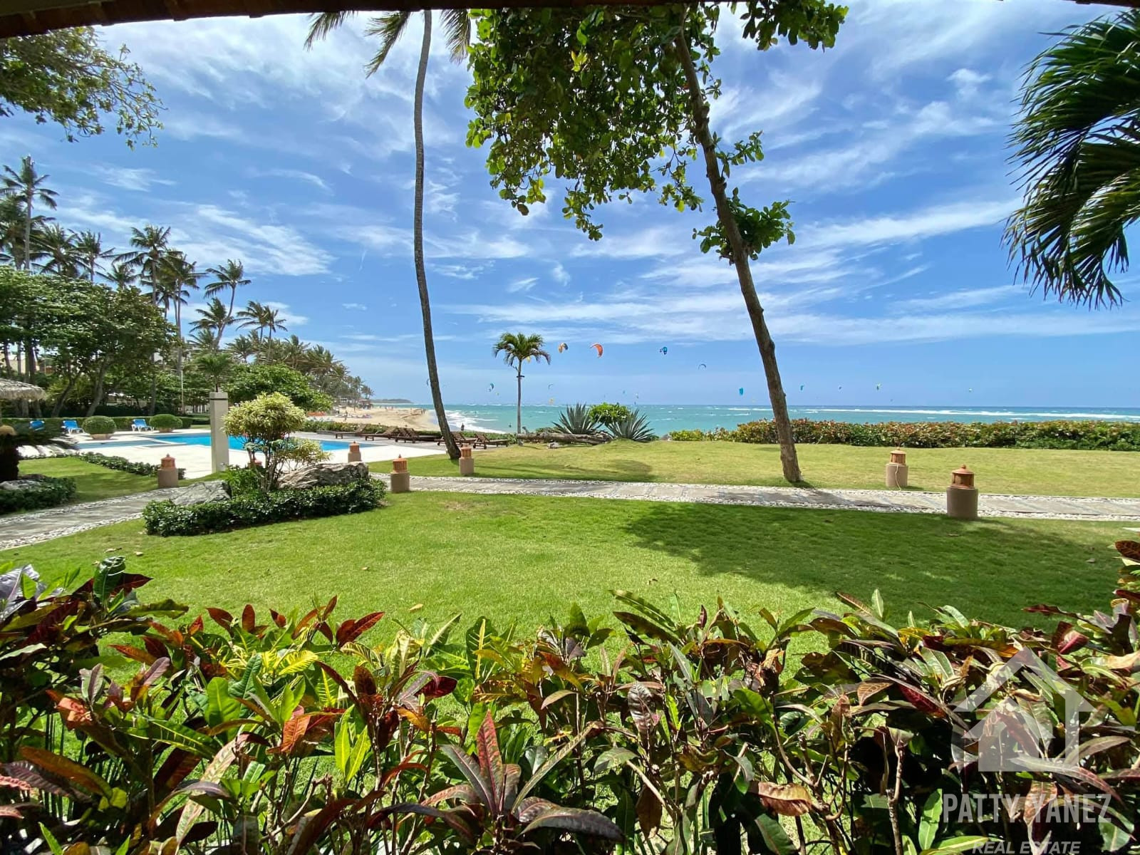 Condominio de lujo frente al mar en Kite Beach: 2 recámaras y amplia terraza
