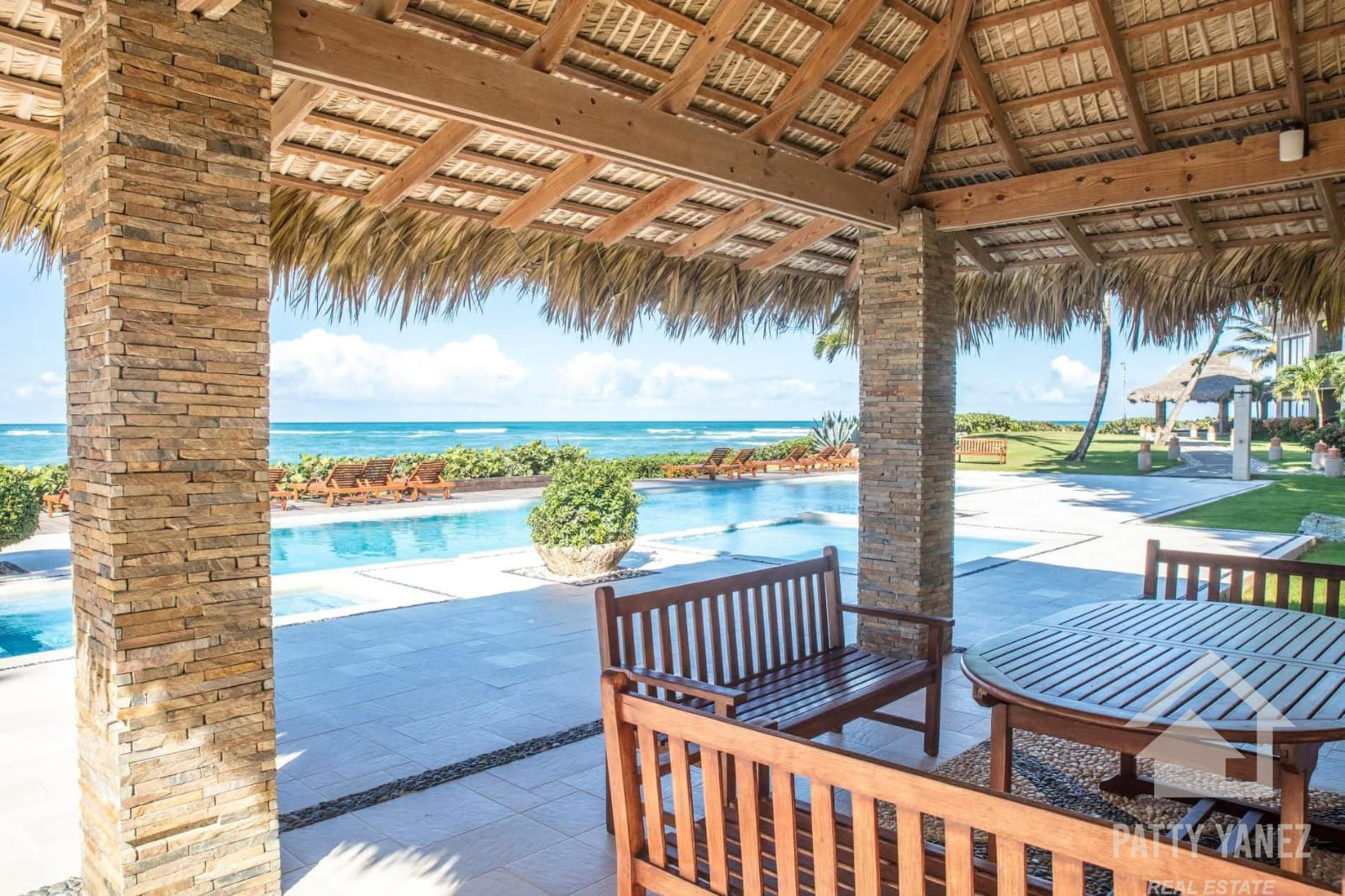 Condominio de lujo frente al mar en Kite Beach: 2 recámaras y amplia terraza