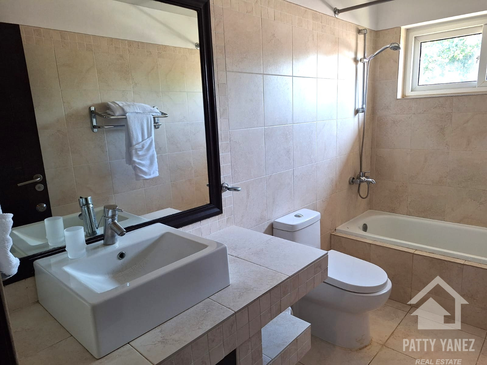 Condominio de lujo frente al mar en Kite Beach: 2 recámaras y amplia terraza