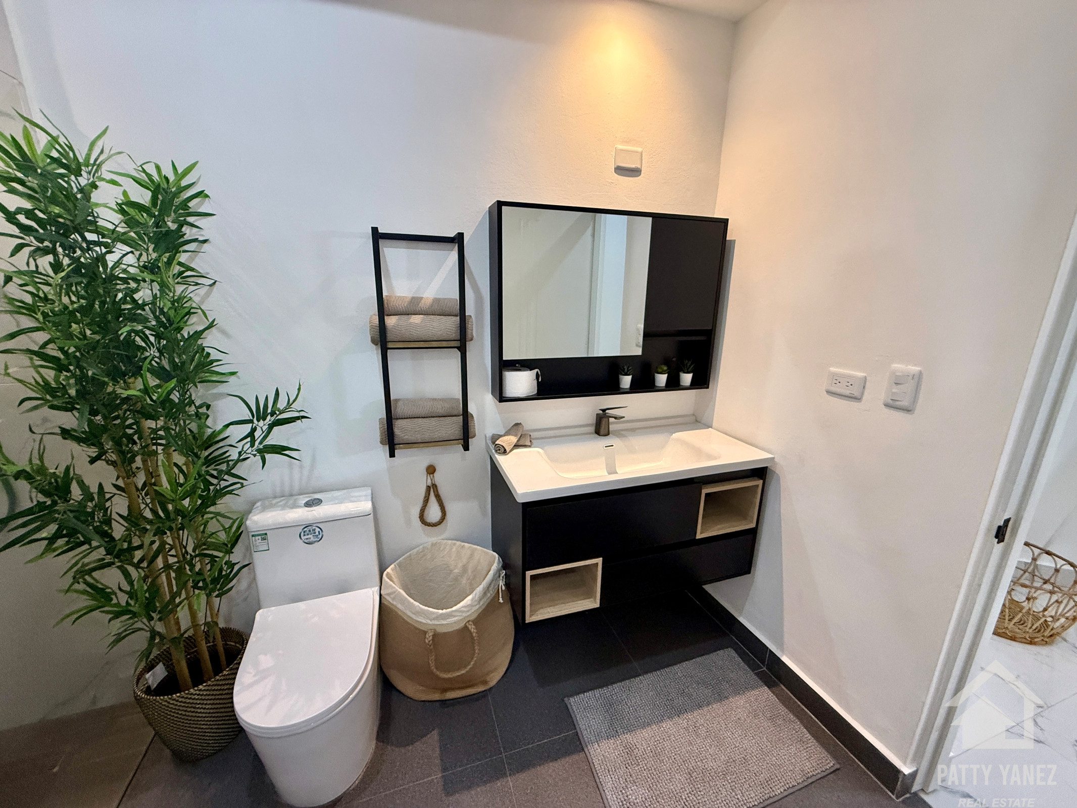 2-Bedroom Modern Condo Short Walk to Playa Encuentro, Cabarete