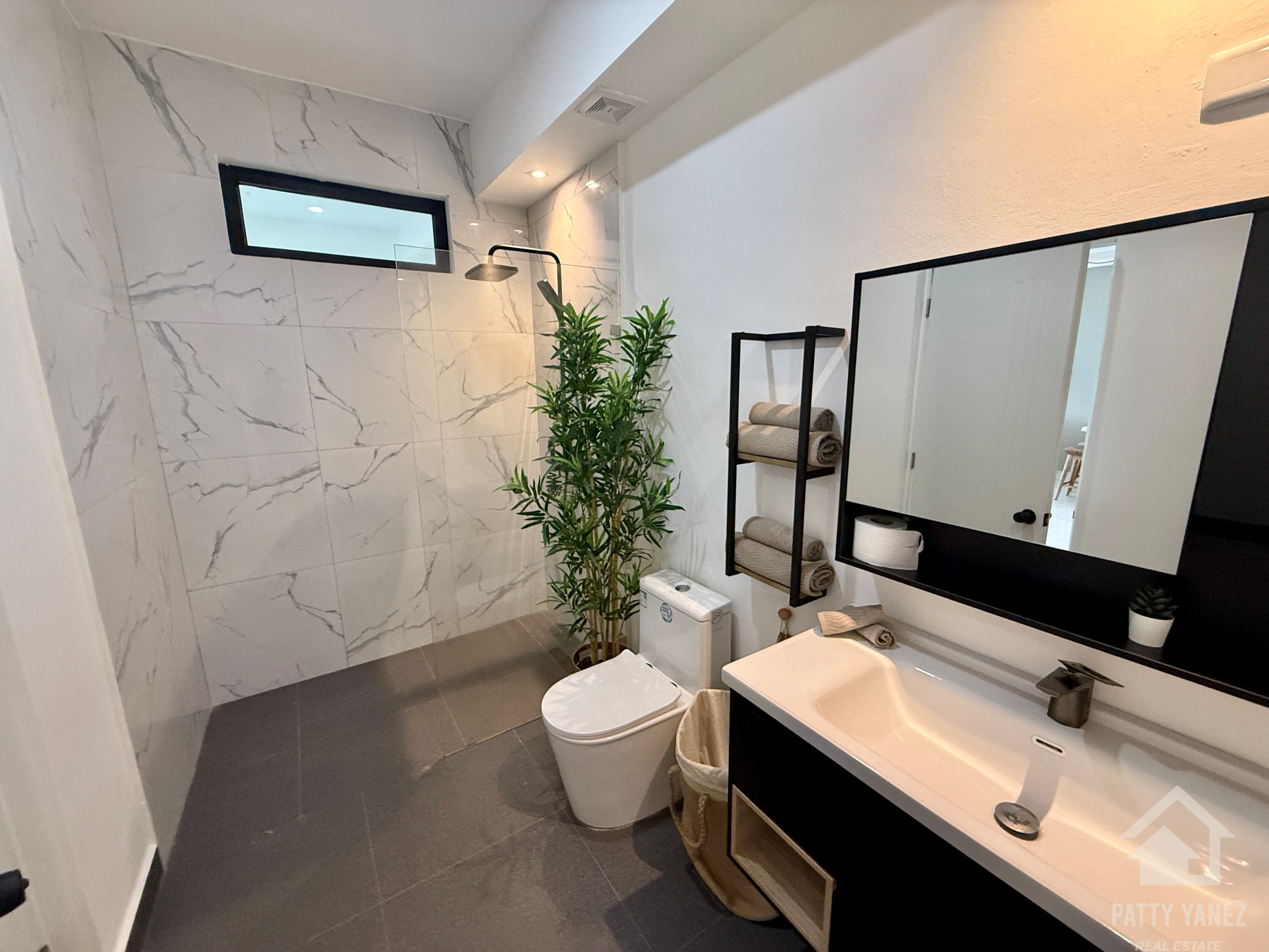 2-Bedroom Modern Condo Short Walk to Playa Encuentro, Cabarete