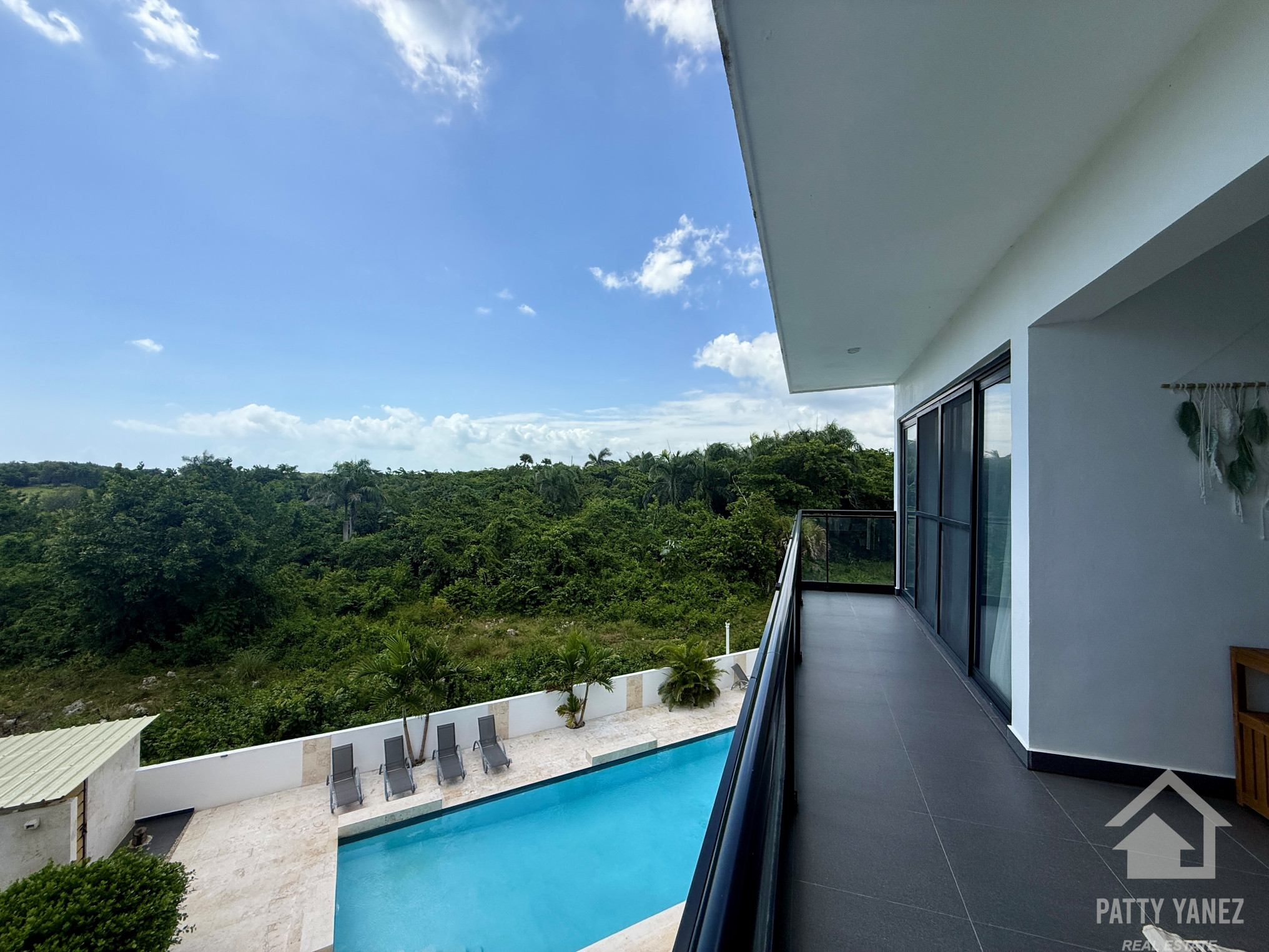 2-Bedroom Modern Condo Short Walk to Playa Encuentro, Cabarete
