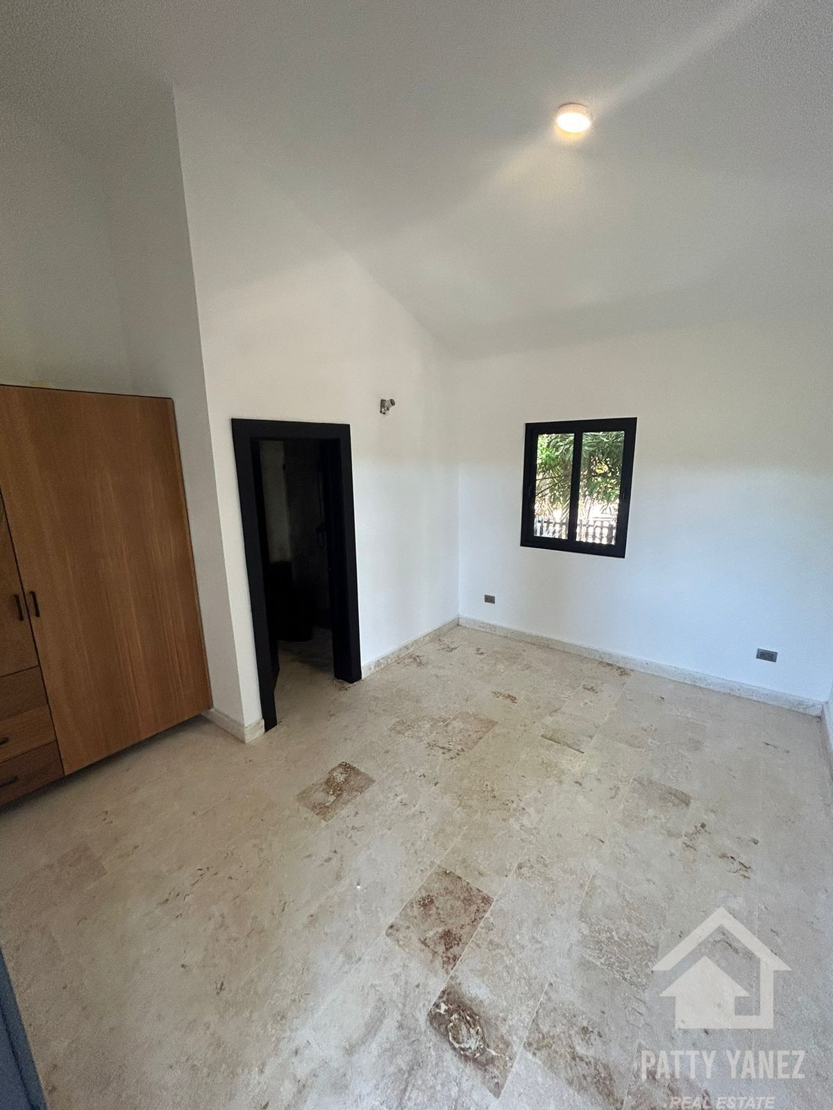 Villa moderna de dos viviendas con piscina, jardín privado y potencial de ingresos en Playa Encuentro