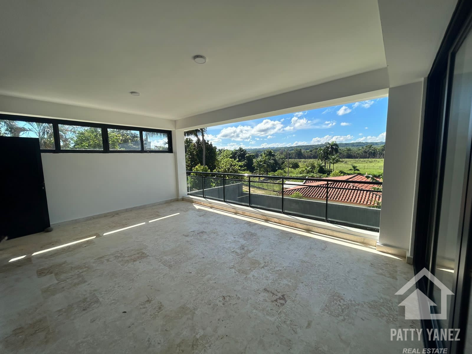 Villa moderna de dos viviendas con piscina, jardín privado y potencial de ingresos en Playa Encuentro