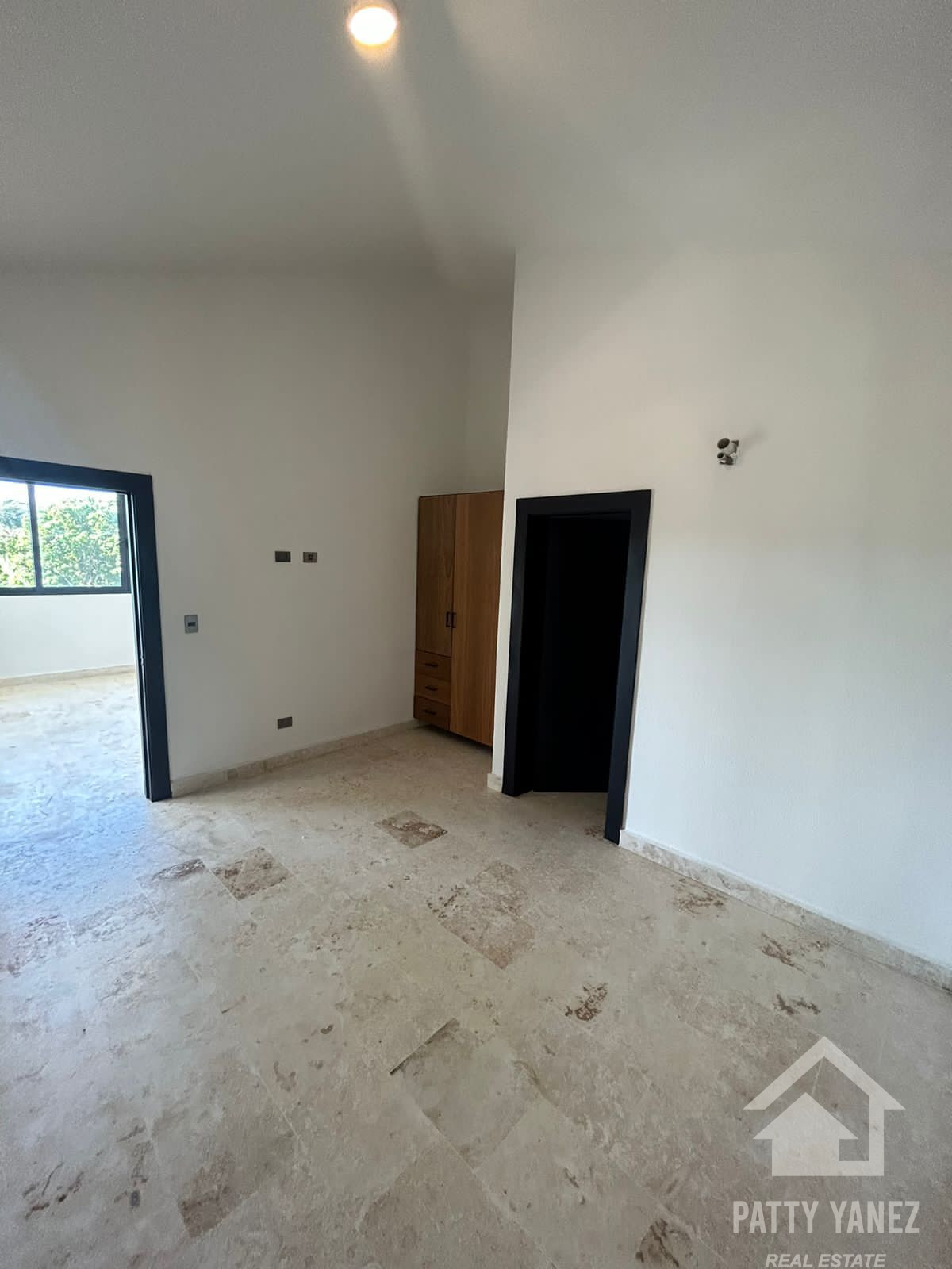 Villa moderna de dos viviendas con piscina, jardín privado y potencial de ingresos en Playa Encuentro
