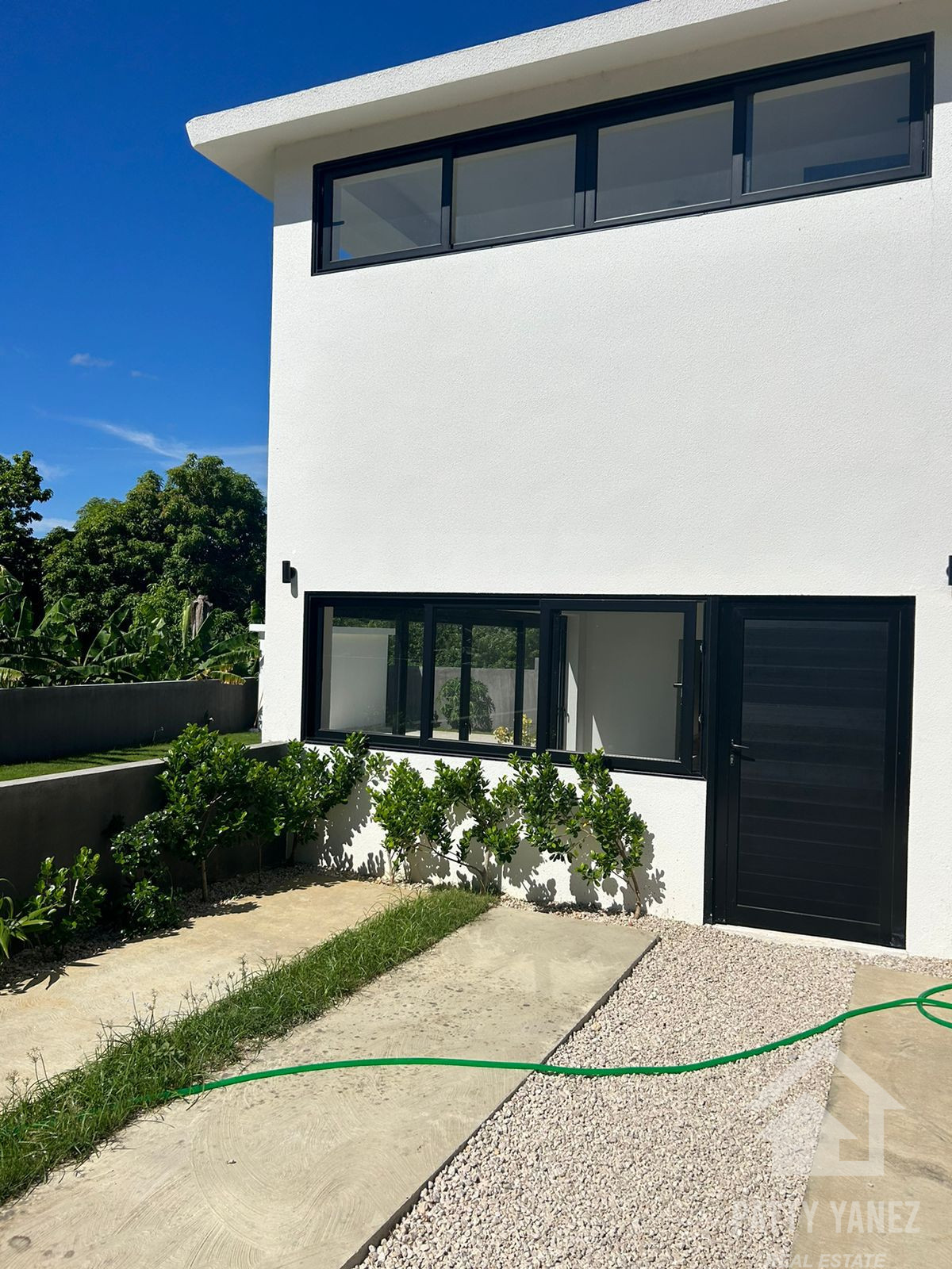 Villa moderna de dos viviendas con piscina, jardín privado y potencial de ingresos en Playa Encuentro