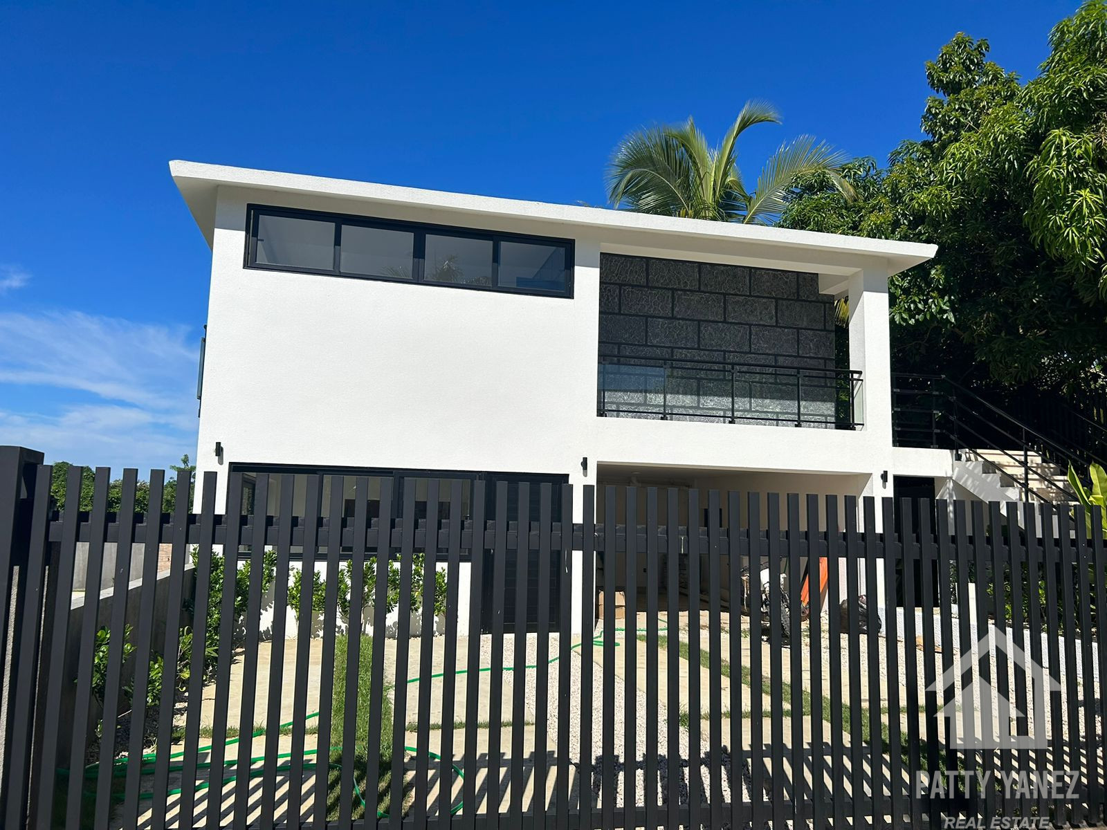 Villa moderna de dos viviendas con piscina, jardín privado y potencial de ingresos en Playa Encuentro