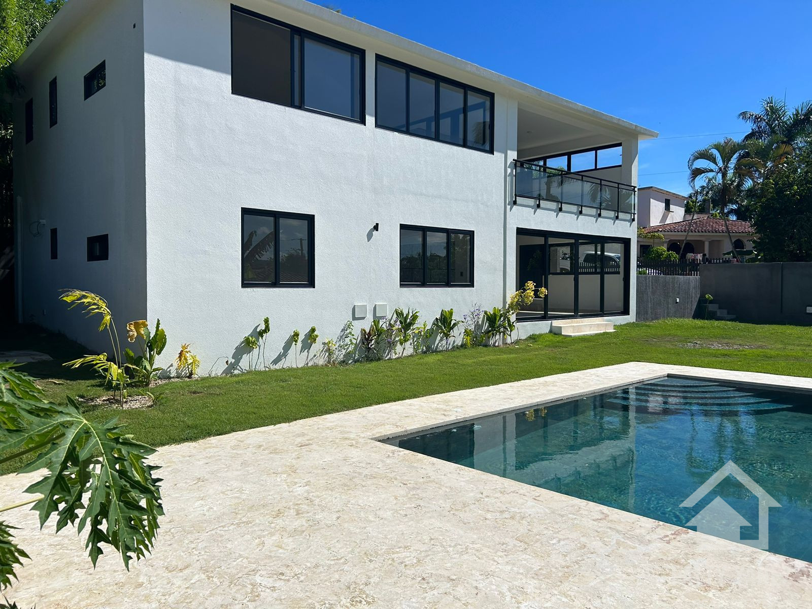 Villa moderna de dos viviendas con piscina, jardín privado y potencial de ingresos en Playa Encuentro