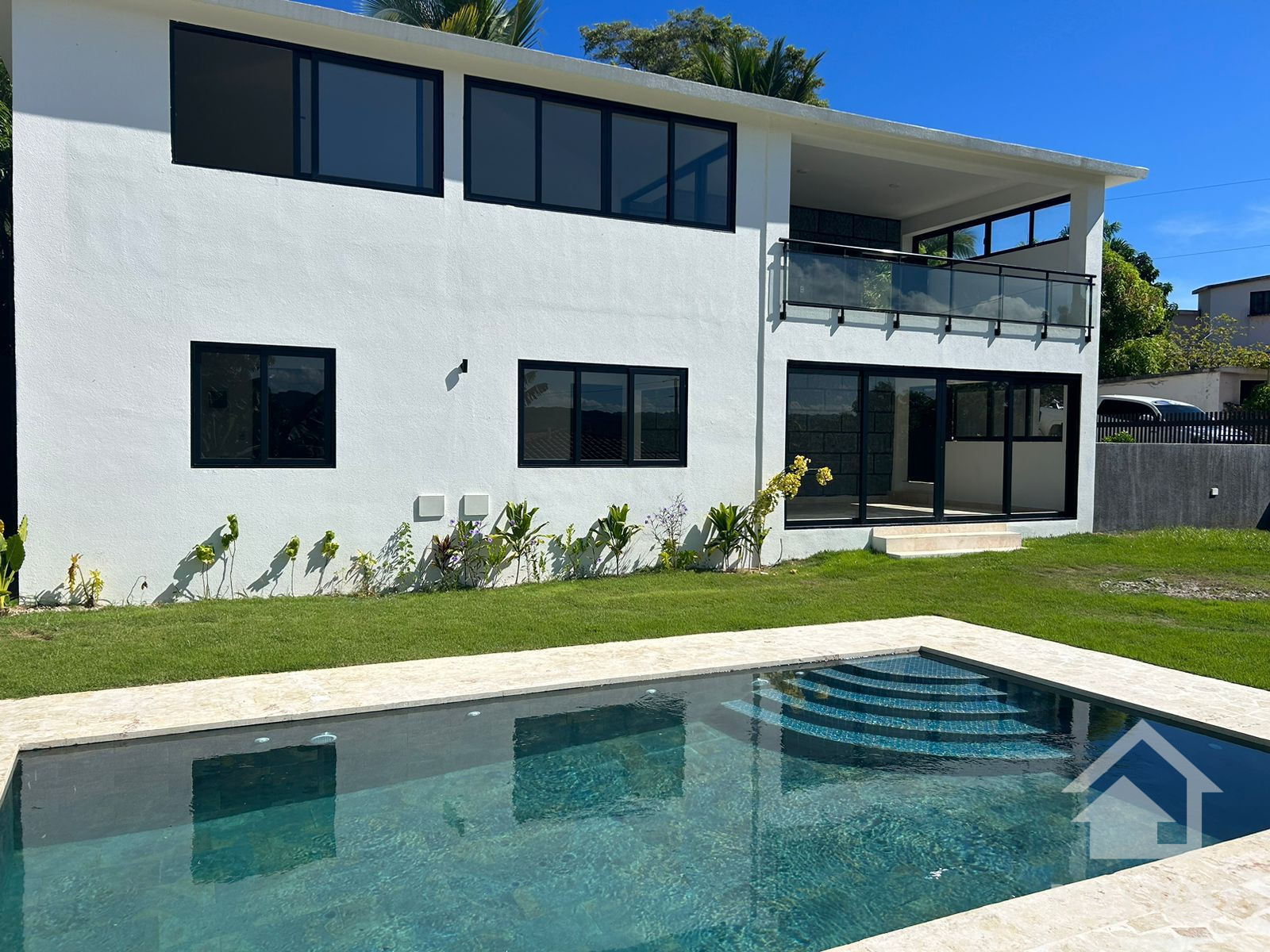 Villa moderna de dos viviendas con piscina, jardín privado y potencial de ingresos en Playa Encuentro