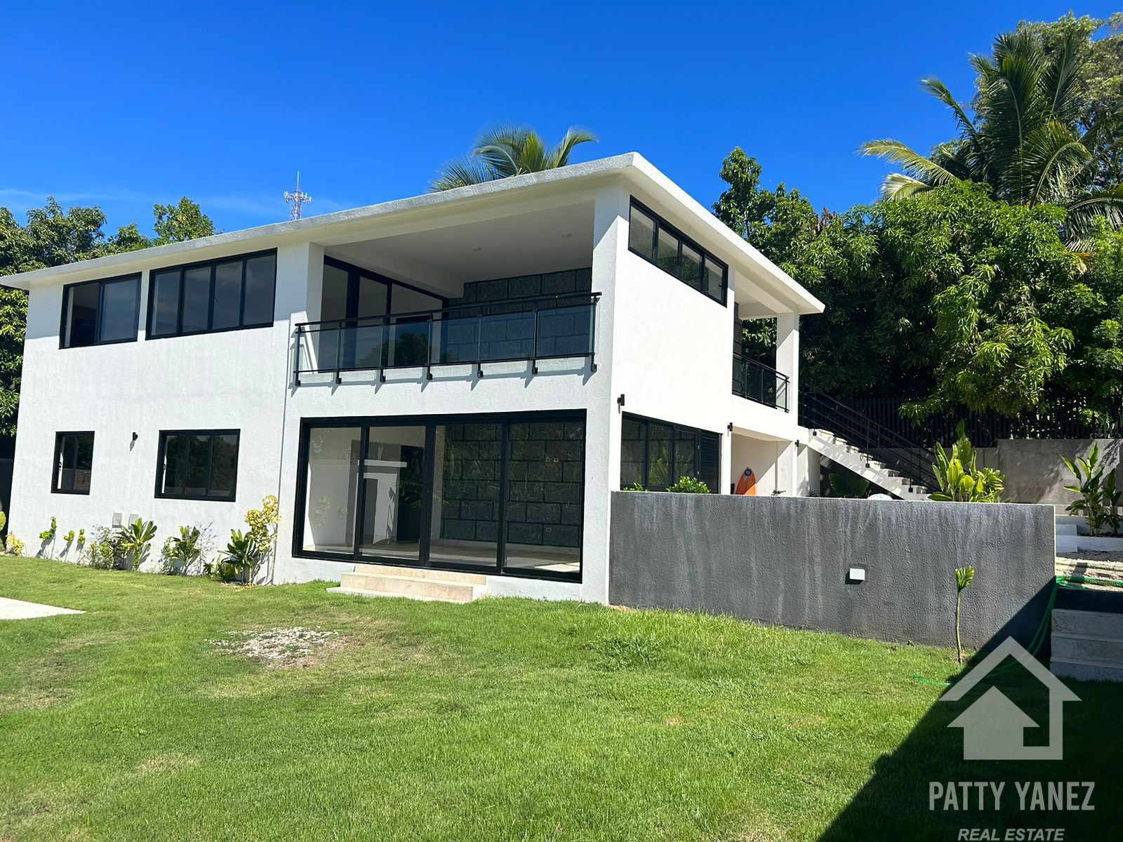 Villa moderna de dos viviendas con piscina, jardín privado y potencial de ingresos en Playa Encuentro